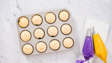 Düz yatıyordu. Adım adım. Mardi Gras kutlaması için kremalı İtalyan kremalı vanilyalı kek..