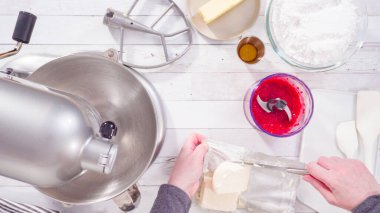 Düz yatıyordu. Çikolata ahududu kekleri için mutfak mikserinde ahududu kremalı peynir tereyağı hazırlıyorum..