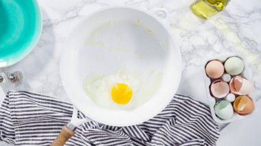 Düz yatıyordu. Beyaz tavada taze yumurta kızartıyorlar..