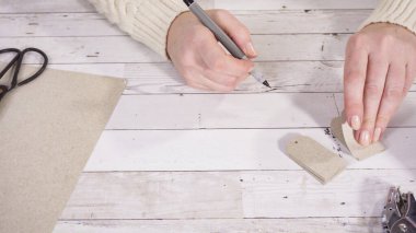 Adım adım. Siyah işaretli kahverengi kağıt hediye etiketleri.