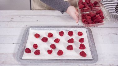 Organik ahududulardan çikolatalı ahudududulu keklere.