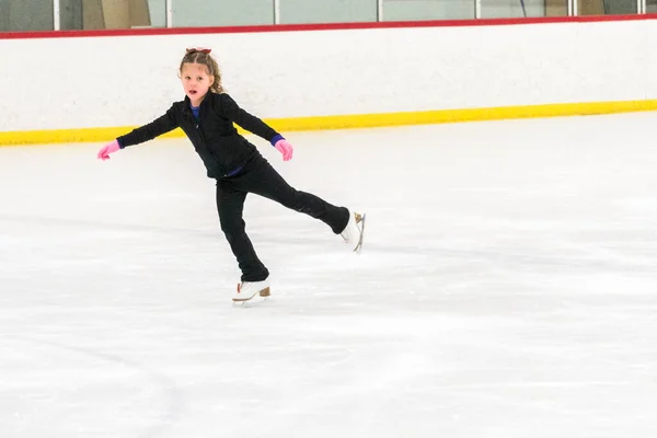 Küçük Patenci Sabah Artistik Patinaj Antrenmanında Elementlerini Çalışıyor — Stok fotoğraf