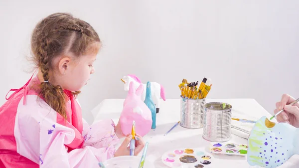 Menina Pintando Figuras Papel Mache Com Tinta Acrílica Para Seu — Fotografia de Stock