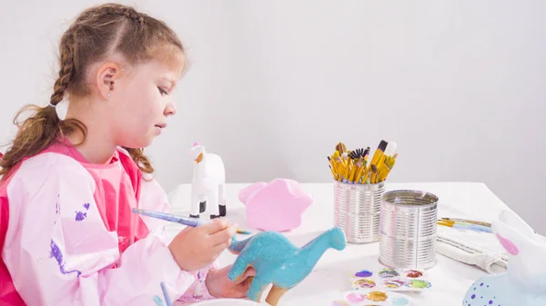 Маленькая Девочка Рисует Фигурки Маше Акриловой Краской Своего Домашнего Художественного — стоковое фото
