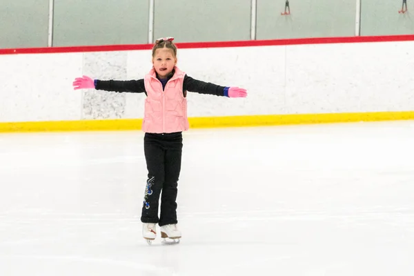 Kleine Eiskunstläuferin Übt Ihre Elemente Beim Morgendlichen Eiskunstlauf Training — Stockfoto