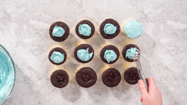 Flat Lay Step Step Scooping Blue Buttercream Frosting Top Chocolate — Stock Photo, Image