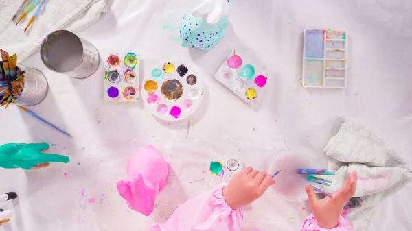 Acostado Pequeña Niña Pintando Papel Figuritas Mache Con Pintura Acrílica — Foto de Stock