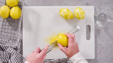 Düz yatıyordu. Limonlu kek pişirmek için organik limonlar..