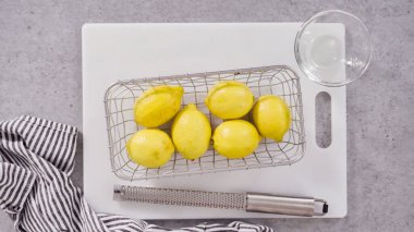 Düz yatıyordu. Limonlu kek yapmak için bir sepet dolusu limon..