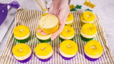 Adım adım. Mardi Gras kutlaması için kremalı İtalyan kremalı vanilyalı kek..