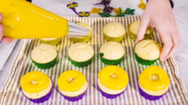 Adım adım. Mardi Gras kutlaması için kremalı İtalyan kremalı vanilyalı kek..