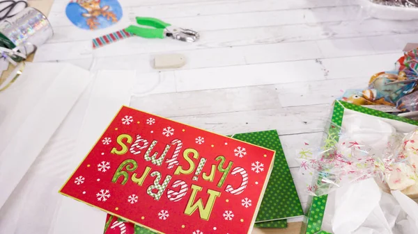 一歩ずつ 手作りのファッジとクッキーをクリスマスギフトボックスにパッケージ化する — ストック写真