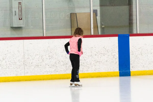 Kleine Eiskunstläuferin Übt Ihre Elemente Beim Morgendlichen Eiskunstlauf Training — Stockfoto