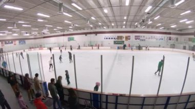 Denver, Colorado, ABD-12 Ocak 2020 - zaman aşımı. İçerideki buz pateni pistinde halka açık buz pateni oturumu..