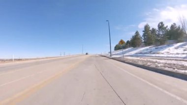 Denver, Colorado, ABD-12 Ocak 2020 - Amerika 'nın lüks semtlerinde tipik kaldırımlı yollarda sürüş.