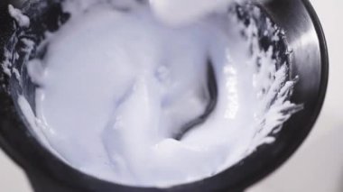 Düz yatıyordu. Saç rengini siyah bir kaseyle fırçayla karıştırıyorum..