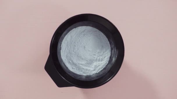Tintura Capelli Polvere Una Ciotola Plastica Nera Sfondo Rosa — Video Stock