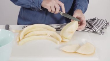 Adım adım. Beyaz kesme tahtasında kaygan altın çiğ taneli kavun.