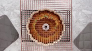 Düz yatıyordu. Taze pişmiş funfettti demetini kek kalıbından çıkarıyorum..