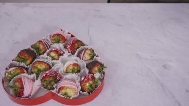 Adım adım. Bir kutu çikolata soslu çilekli pembe gül buketi.