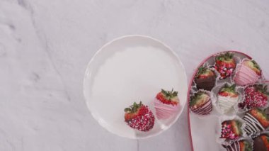 Zaman aşımı. Düz yatıyordu. Adım adım. Çikolata soslu çilekleri beyaz pasta standına koymak..