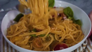 Zaman aşımı. Adım adım. Beyaz makarna tabağına bir kap makarna servis ediyorum..