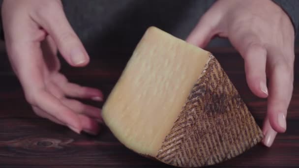 Grand Coin Fromage Manchego Sur Fond Bois Rustique — Video