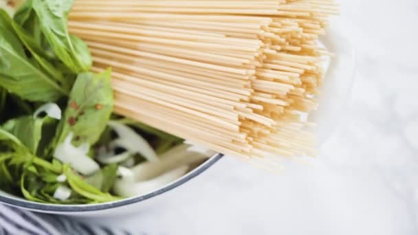 Stap Voor Stap Koken Pot Pasta Recept Een Geëmailleerde Gietijzeren — Stockvideo