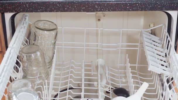 Миття Посуду Посудомийній Машині Житловій Кухні — стокове відео