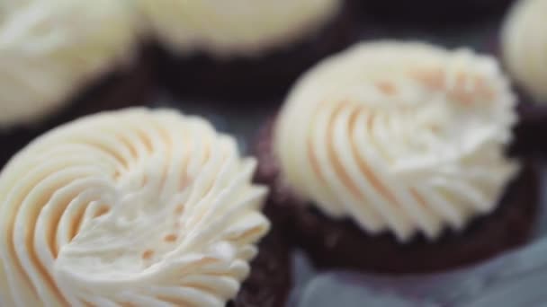 Mini Cupcake Cioccolato Con Glassa Italiana Burro Decorata Con Scintillanti — Video Stock