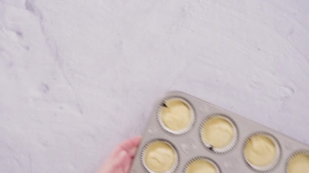 Flach Lag Schritt Für Schritt Auslöffeln Von Cupcake Teig Eine — Stockvideo