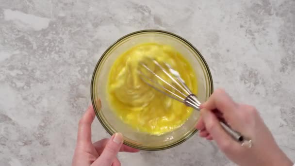 Leżeć Płasko Składniki Mieszania Szklanej Misce Wypieku Ciasta Funfettti Bundt — Wideo stockowe