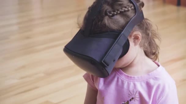 Niña Jugando Juego Realidad Virtual Sala Estar — Vídeo de stock