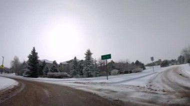 Denver, Colorado, ABD-3 Şubat 2020 - Amerika 'nın banliyölerindeki tipik kaldırım yollarında sürüş.