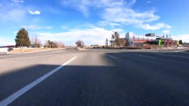 Denver, Colorado, ABD-12 Ocak 2020 - Amerika 'nın banliyölerinde tipik asfalt yollarda sürüş.