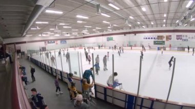 Denver, Colorado, ABD-12 Ocak 2020 - İç buz pateni pistinde halka açık buz pateni oturumu.