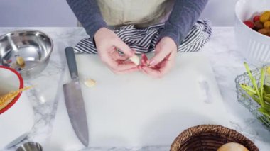 Adım adım. Tek demlik makarna tarifi yapmak için beyaz bir kesim tahtasıyla sebze kesmek..