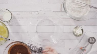 Düz yatıyordu. Çikolatalı ahududu kekleri pişirmek için malzemeler karıştırıyorum..