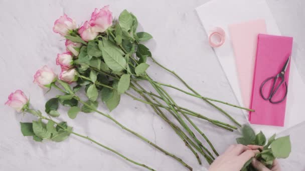 Düz Yatıyordu Adım Adım Çiçekçi Pembe Güllerden Buket Hazırlıyor — Stok video