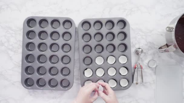 Lapos Fekvés Lépésről Lépésre Süti Serpenyő Elkészítése Süteménybéléssel Mini Csokoládé — Stock videók