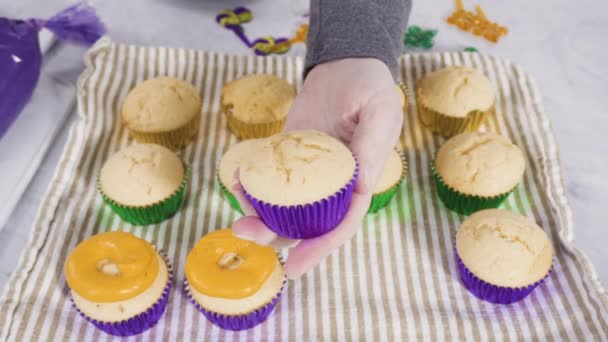 Stap Voor Stap Frosting Vanille Cupcakes Met Italiaanse Boterroom Glazuur — Stockvideo