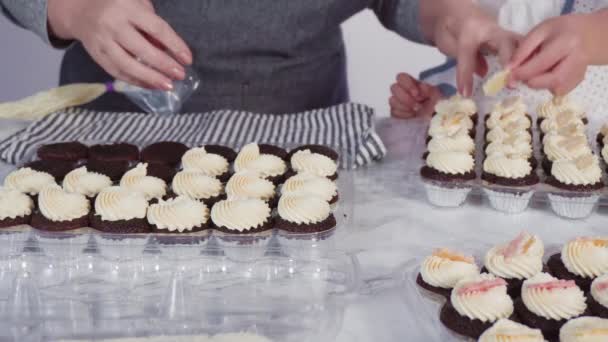Passo Dopo Passo Bambina Che Aiuta Decorare Mini Cupcake Cioccolato — Video Stock