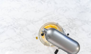 Düz yatıyordu. Limon jöleli limonlu kurabiye. Limon dilimleri ve limon jöleli kurabiyeler pişirmek için mutfak mikserinde malzemeler karıştırılıyor..