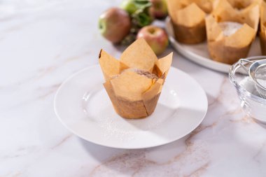 Taze pişmiş elmalı, pudra şekerli, Sharlotka çöreği yemek..