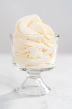 Sınıfın dondurmasında ev yapımı krem şanti..