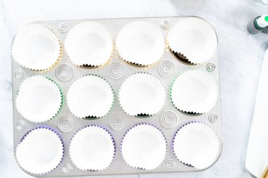 Kek kalıbında renkli folyo pişiren kek kalıpları.