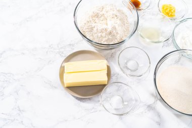 Limonlu kek pişirmek için bardaktaki karışımlar..