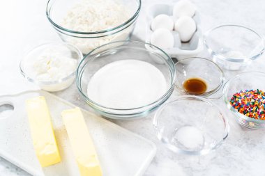 Fünyeli kek pişirmek için cam karıştırma kabındaki malzemeler..