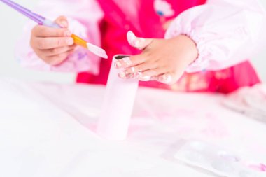 Tuvalet kağıdından tek boynuzlu at yapan küçük bir kız..