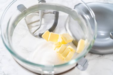 Limon jöleli limonlu kurabiye. Limon dilimleri ve limon jöleli kurabiyeler pişirmek için mutfak mikserinde malzemeler karıştırılıyor..